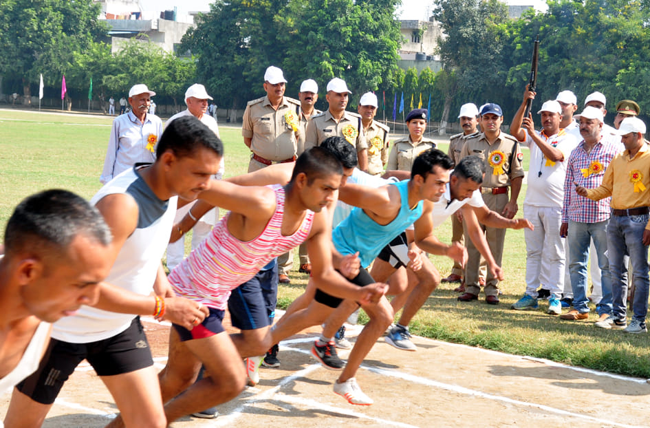 पुलिस लाइन में आयोजित 23वीं अंतर जनपदीय एथलेटिक्स प्रतियोगिता में का शुभारंभ करते एसएसपी दिनेश क?
