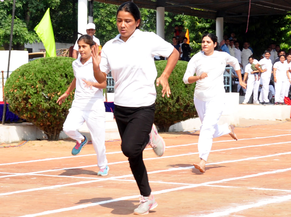 पुलिस लाइन में आयोजित 23वीं अंतर जनपदीय एथलेटिक्स प्रतियोगिता में महिला पुलिस खिलाडी