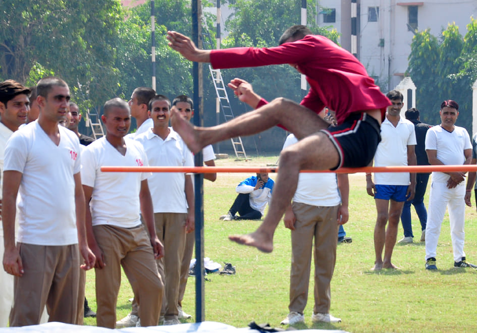 पुलिस लाइन में आयोजित 23वीं अंतर जनपदीय एथलेटिक्स प्रतियोगिता में उंची कूद लगाता खिलाडी