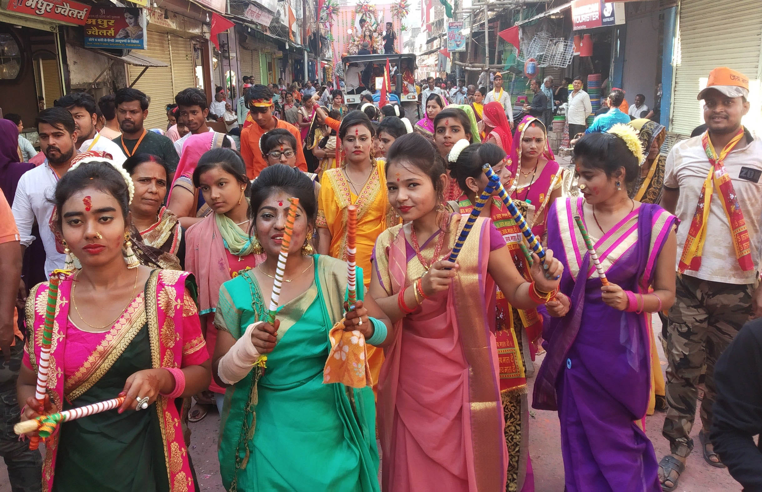 देवी प्रतिमा विसर्जन जुलूस में थिरकतीं युवतियां। देवी प्रतिमा विसर्जन जुलूस में थिरकतीं युवतियां।