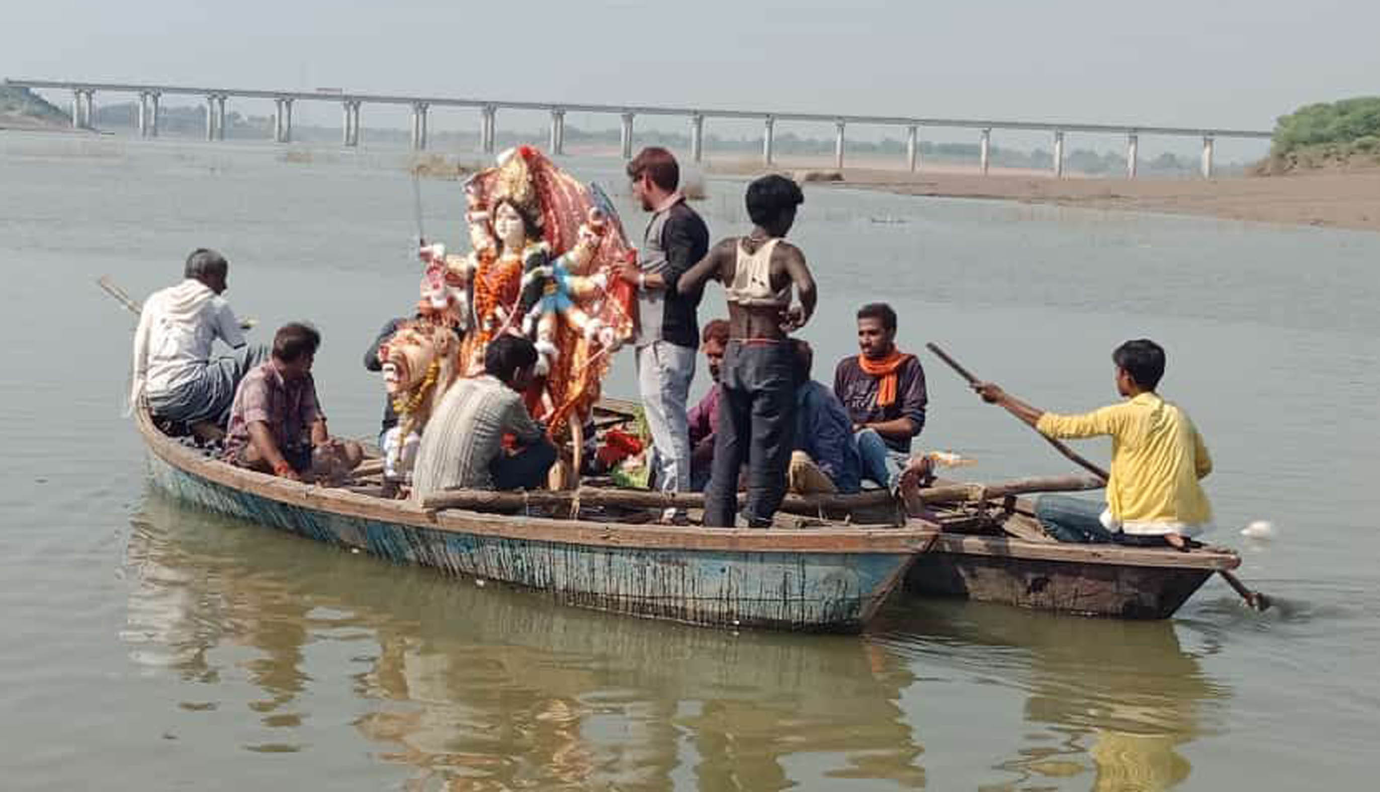 केन नदी में विसर्जन के लिए नाव पर देवी प्ररत़ा ले जाते श्रद्धालु। केन नदी में विसर्जन के लिए नाव पर देवी प्ररत़ा ले जाते श्रद्धालु।