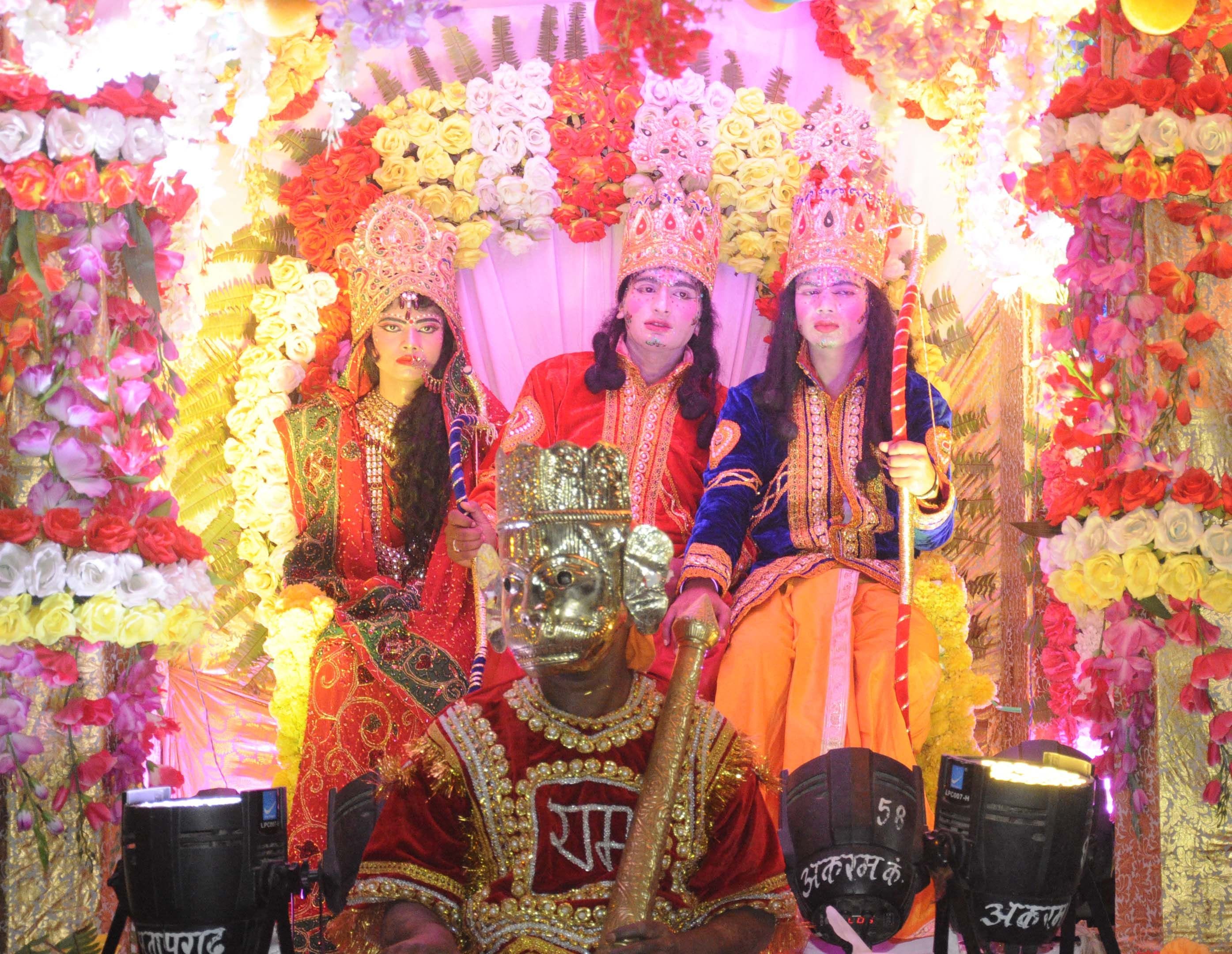 रामलीला मैदान में रावण दहन के बाद शहर में राम लक्ष्मण सीमा का निकला विजय रथ की झांकी। रामलीला मैदान में रावण दहन के बाद शहर में राम लक्ष्मण सीमा का निकला विजय रथ की झांकी।