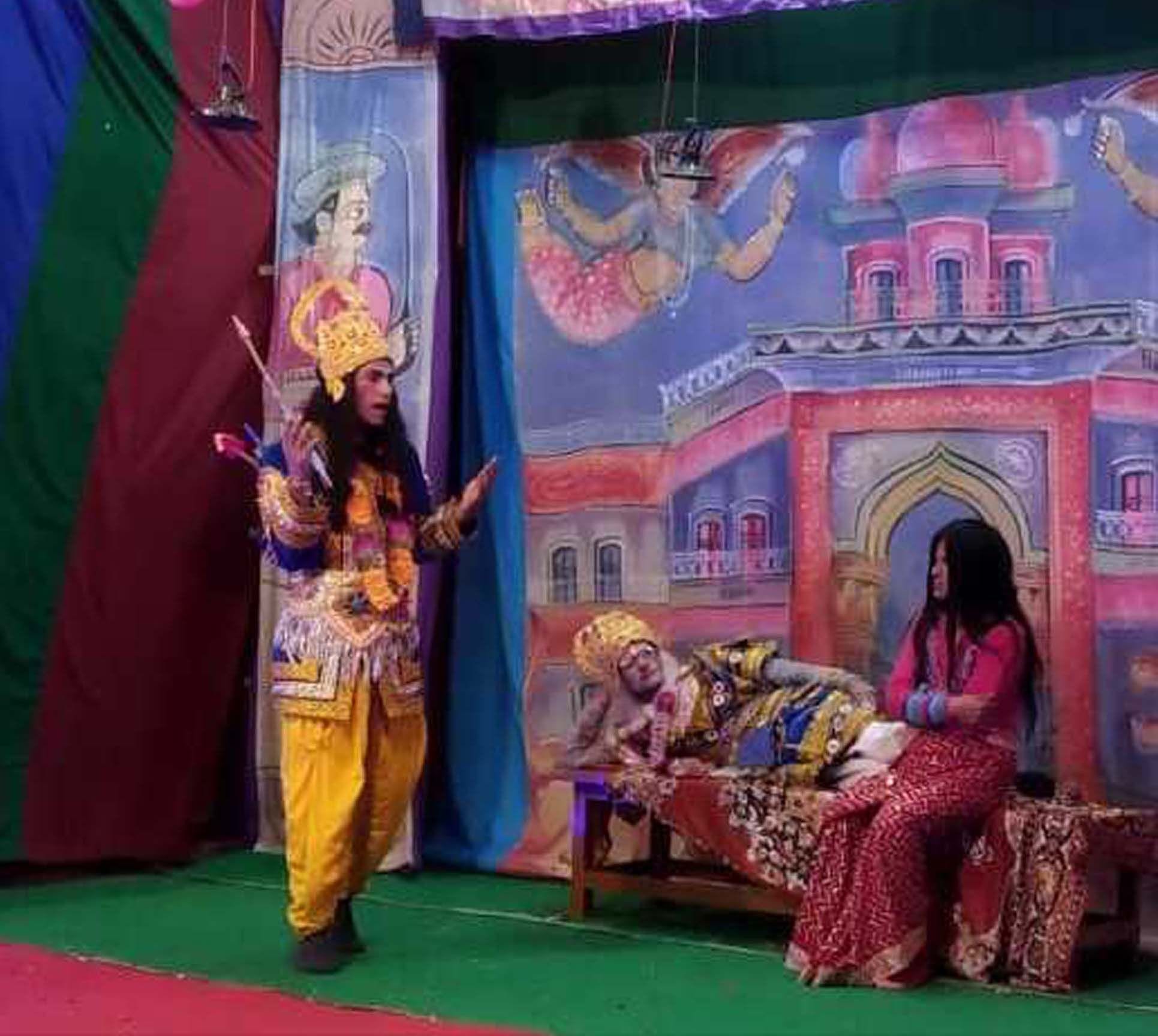 धौन की रामलीला में दशरथ-कैकेयी संवाद का एक नजारा। धौन की रामलीला में दशरथ-कैकेयी संवाद का एक नजारा।