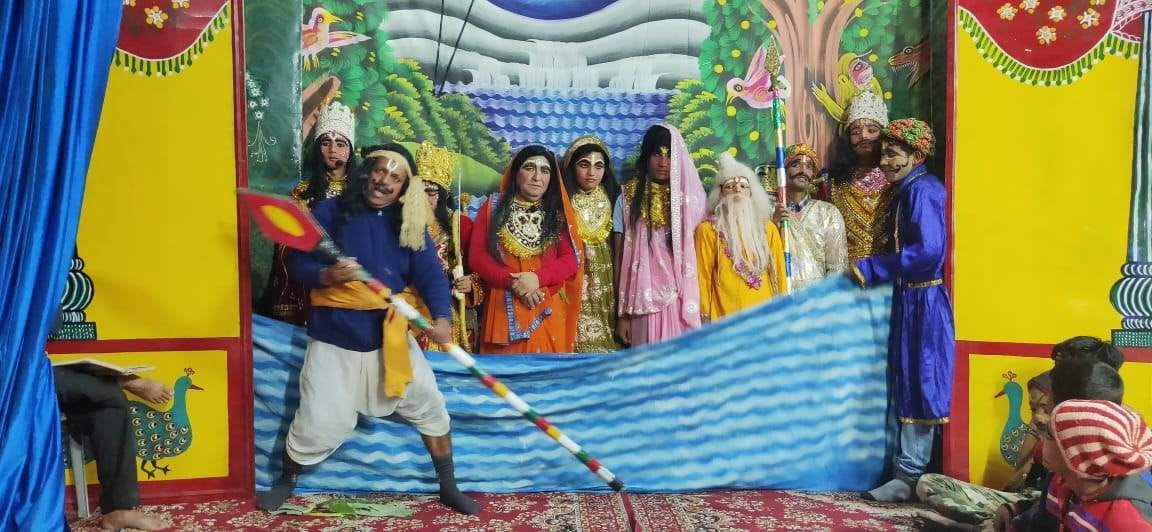 ंपावत की मल्लीहाट रामलीला में राम लक्ष्मण को नदी पार करवाता केवट। ंपावत की मल्लीहाट रामलीला में राम लक्ष्मण को नदी पार करवाता केवट।