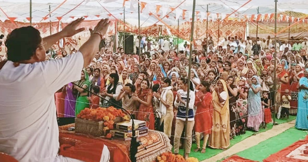 पुरा गांव स्थित खेड़ा मंदिर में रामकथा सुनाते महाराज