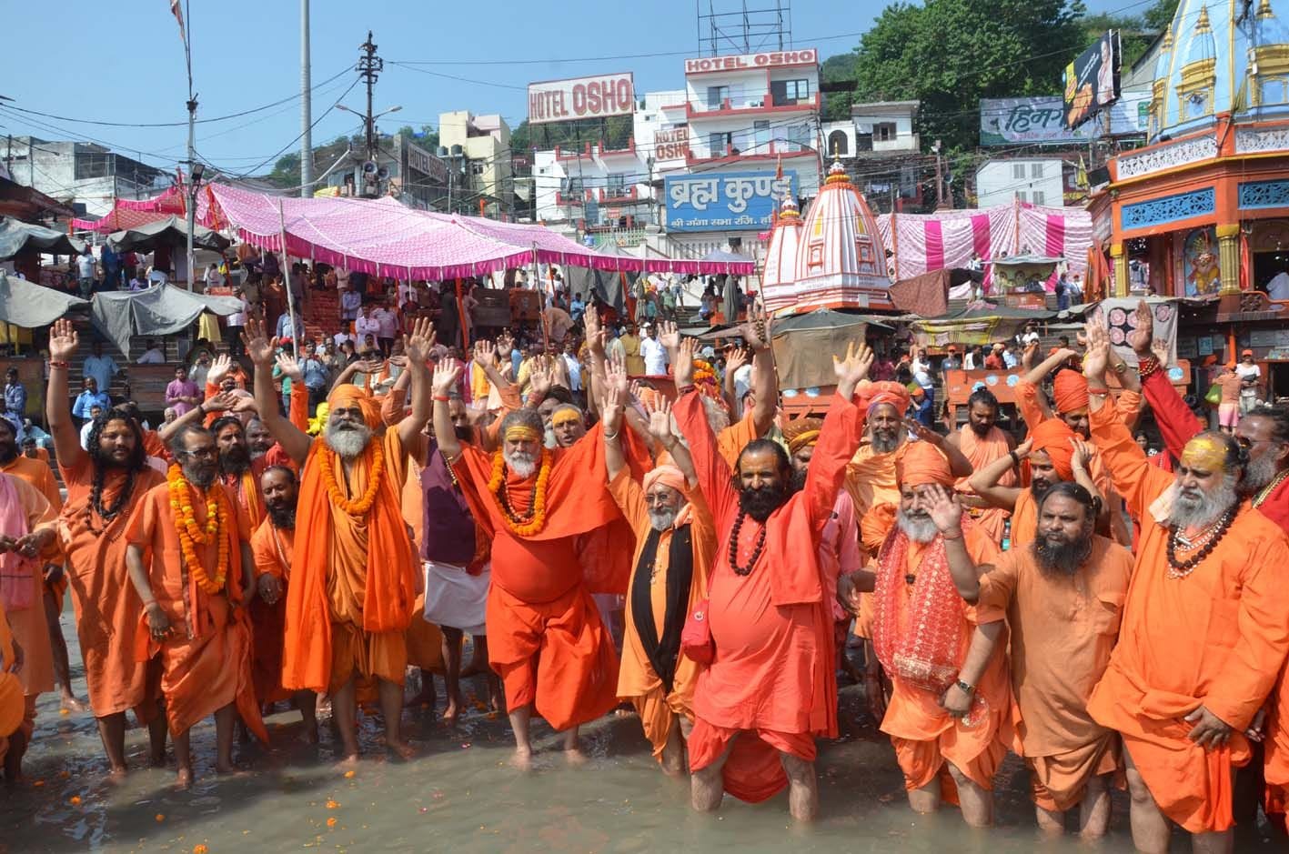 हरकी पैड़ी पर छड़ी पूजन के दौरान जयघोष करते संत । हरकी पैड़ी पर छड़ी पूजन के दौरान जयघोष करते संत ।
