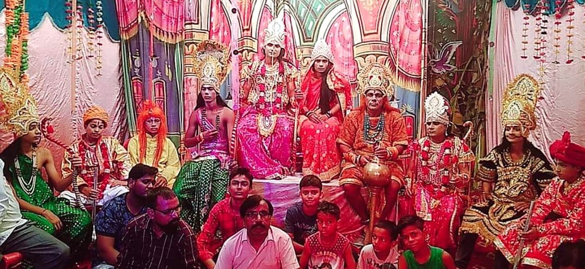 बागपत के बागेश्वर मंदिर में रामलीला का मंचन के दौरान राजतिलक बागपत के बागेश्वर मंदिर में रामलीला का मंचन के दौरान राजतिलक