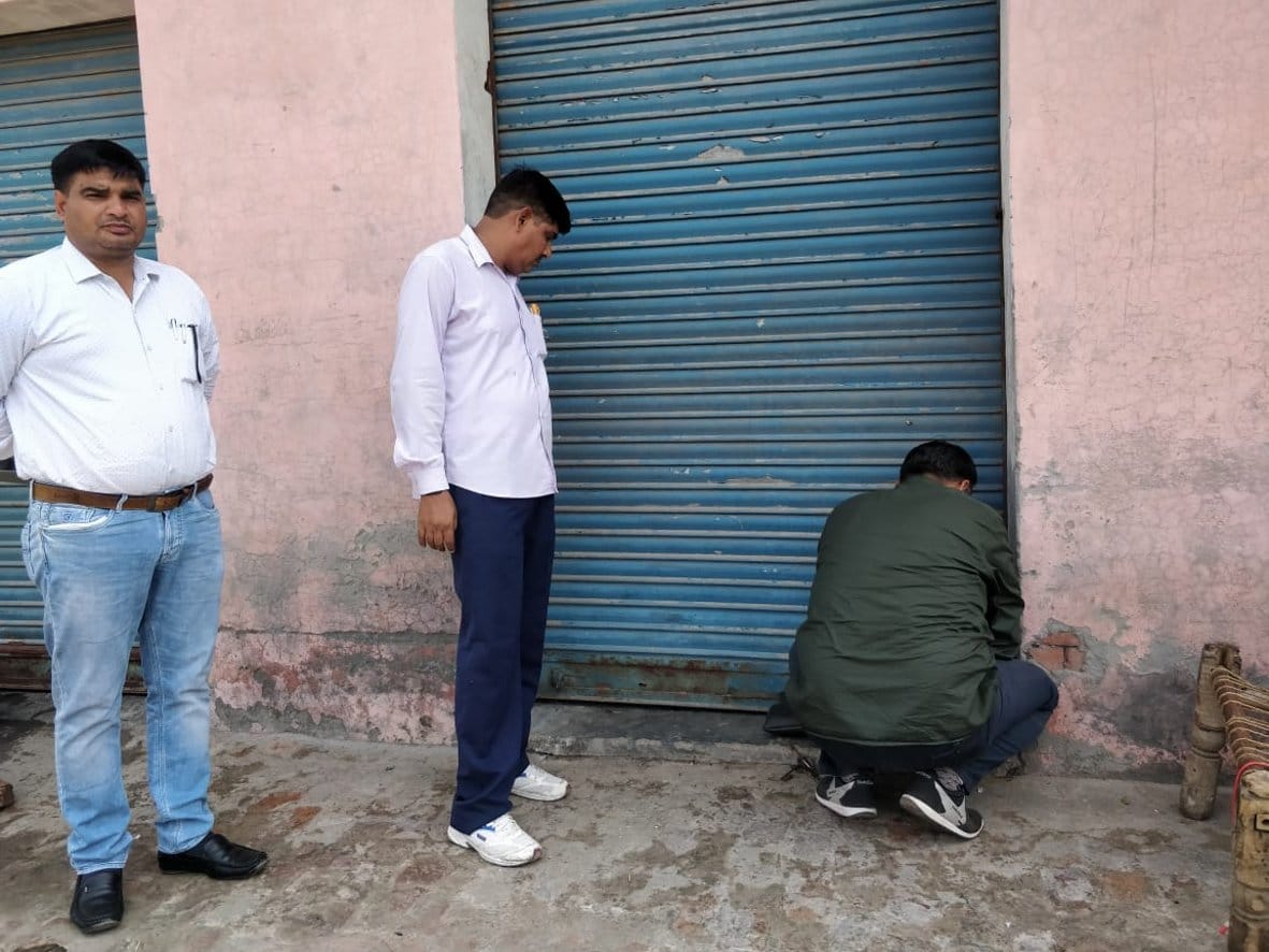 बागपत के डिग्री के पास जींस की फैक्ट्री में सीज लगाते अधिकारी बागपत के डिग्री के पास जींस की फैक्ट्री में सीज लगाते अधिकारी