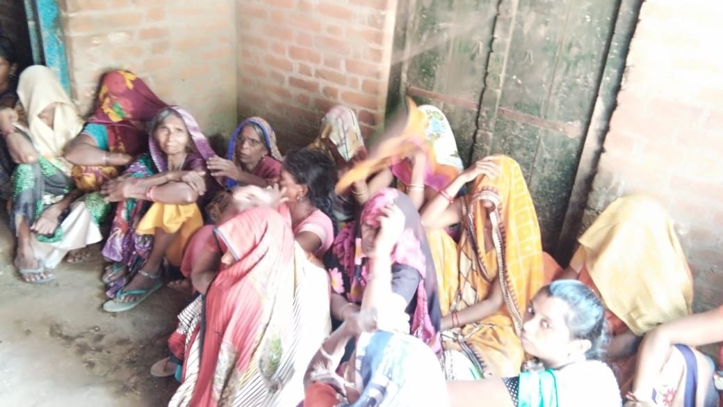 घर पर रोते बिलखते परिजन घर पर रोते बिलखते परिजन