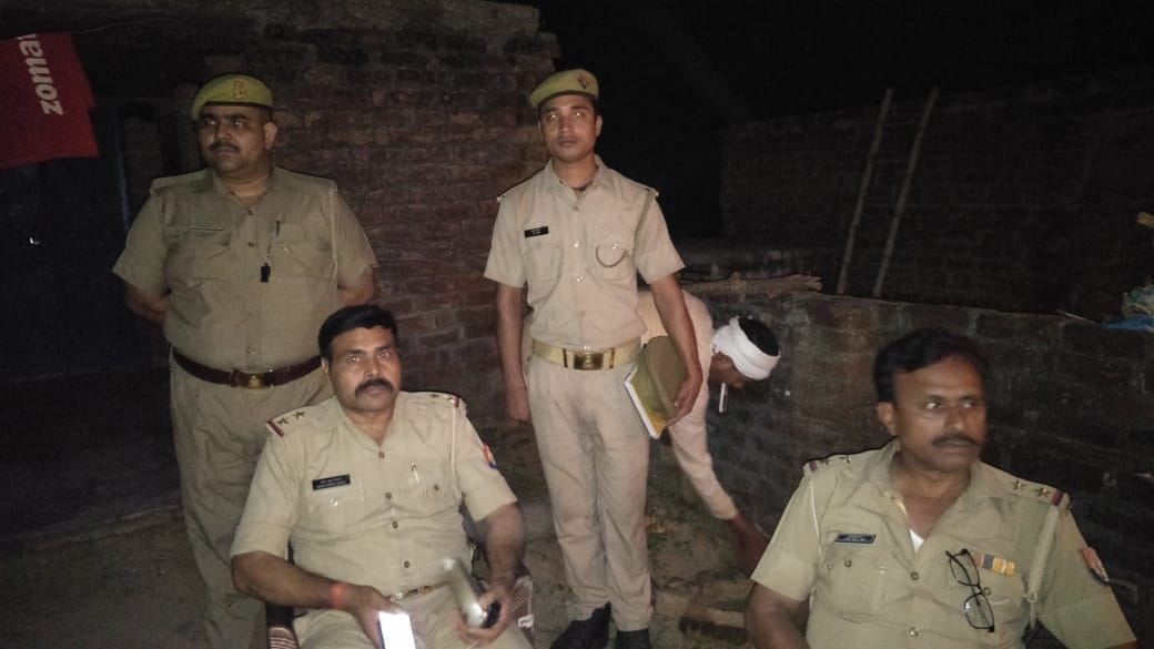 एट पुलिस मौके पर जानकारी लेती एट पुलिस मौके पर जानकारी लेती
