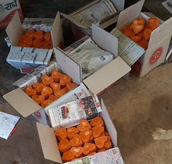 दोघट क्षेत्र के कोल्हू में पेटियों में पैक किया गया गुड़ दोघट क्षेत्र के कोल्हू में पेटियों में पैक किया गया गुड़
