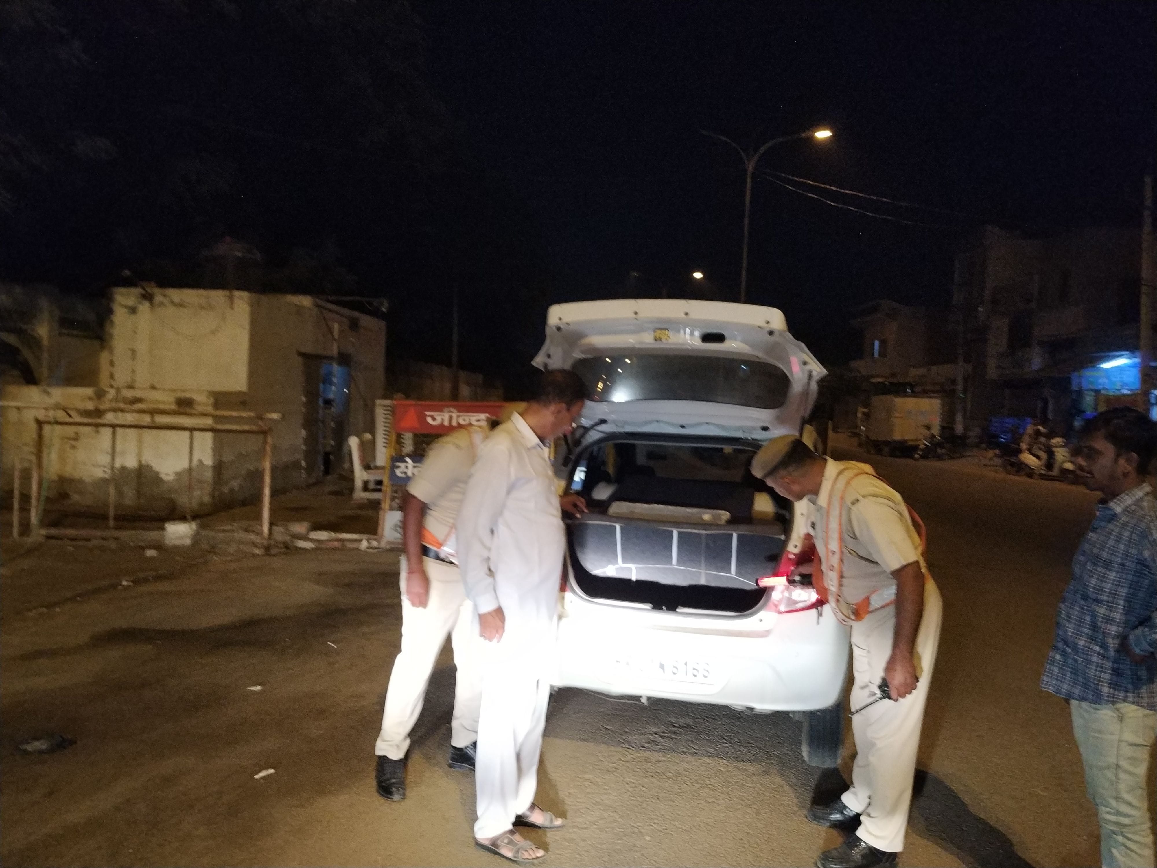 गोहान रोड नाके पर कार की जांच करते पुलिसकर्मी। गोहान रोड नाके पर कार की जांच करते पुलिसकर्मी।