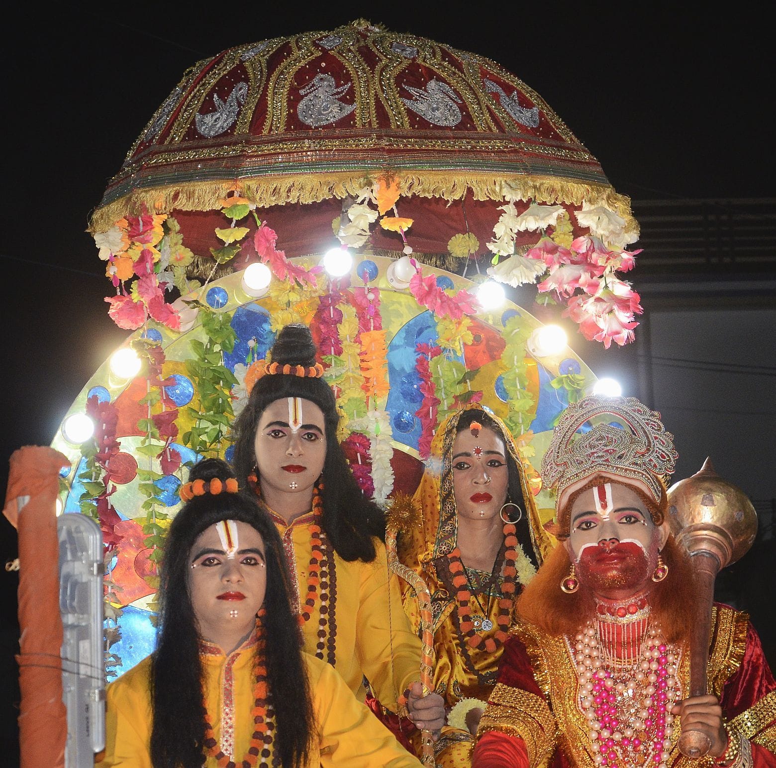 श्रीनगर राम लीला मे भगवान राम के अयोध्या पहुचने पर शहर मे निकली भब्य शोभायात्रा श्रीनगर राम लीला मे भगवान राम के अयोध्या पहुचने पर शहर मे निकली भब्य शोभायात्रा