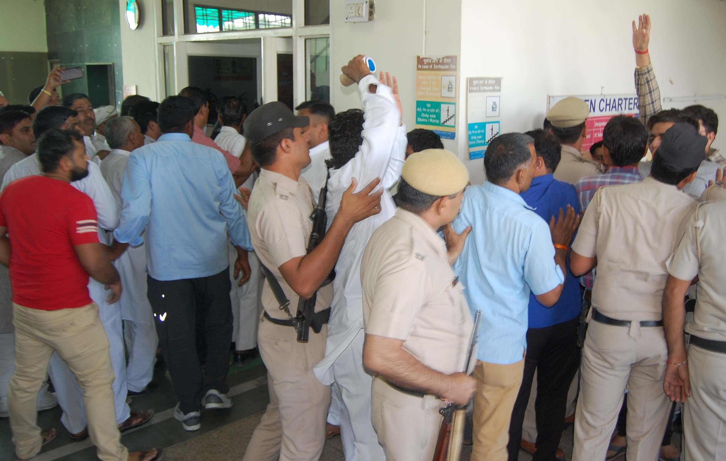 जजपा नेताओं व कार्यकर्ताओं को एसपी दफ्तर में जाने से रोकते पुलिस कर्मी। जजपा नेताओं व कार्यकर्ताओं को एसपी दफ्तर में जाने से रोकते पुलिस कर्मी।