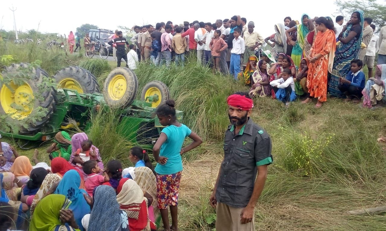 माखी के अंबहरा गांव के पास पलटा पड़ा ट्रैक्टर व मौजूद भीड़।