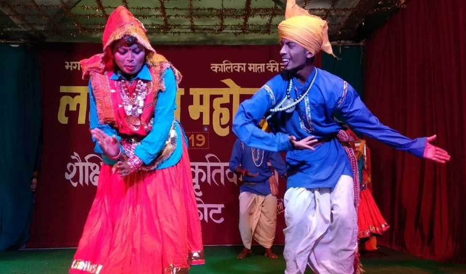 बाराकोट के लड़ीधूरा महोत्सव में अपने फन का जौहर दिखाते कलाकार।
