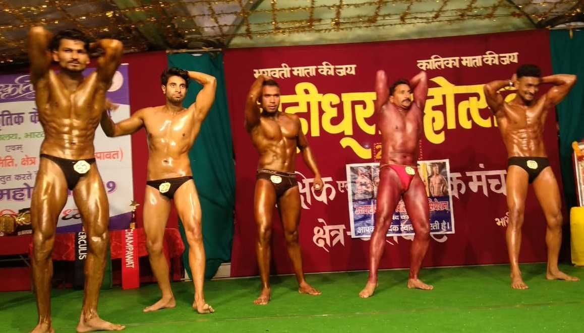 बाराकोट के लड़ीधूरा महोत्सव में आयोजित शरीर सौष्ठव प्रतियोगिता में प्रदर्शन करते बॉडी बिल्डर।