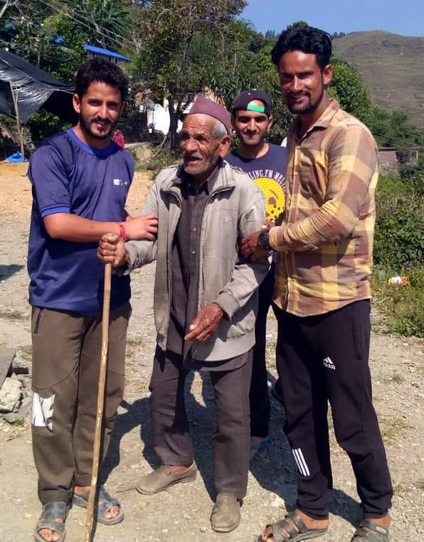 सकनी गांव में बने पोलिंग बूथ पर अपने परिजनों के साथ मतदान को पहुंचे 80 वर्षीय टीकाराम पंवार। सकनी गांव में बने पोलिंग बूथ पर अपने परिजनों के साथ मतदान को पहुंचे 80 वर्षीय टीकाराम पंवार।