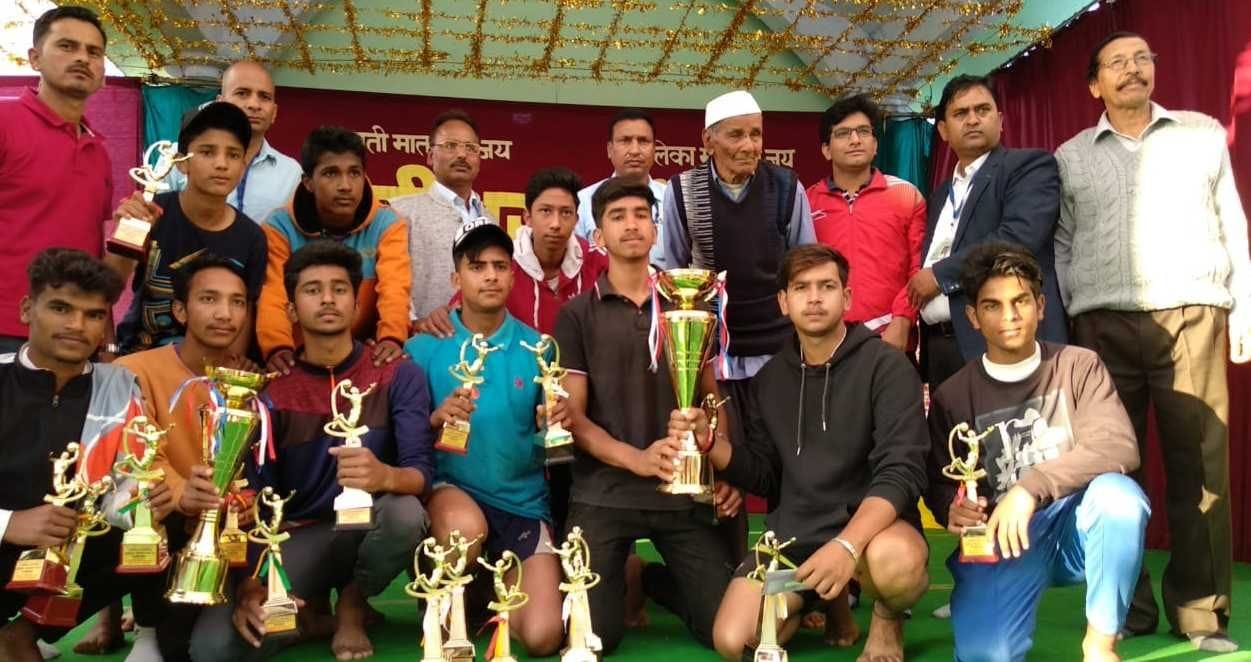 बाराकोट के लड़ीधूरा महोत्सव में वालीबाल प्रतियोगिता की विजेता रायनगर चौड़ी की टीम को ट्राफी प्र