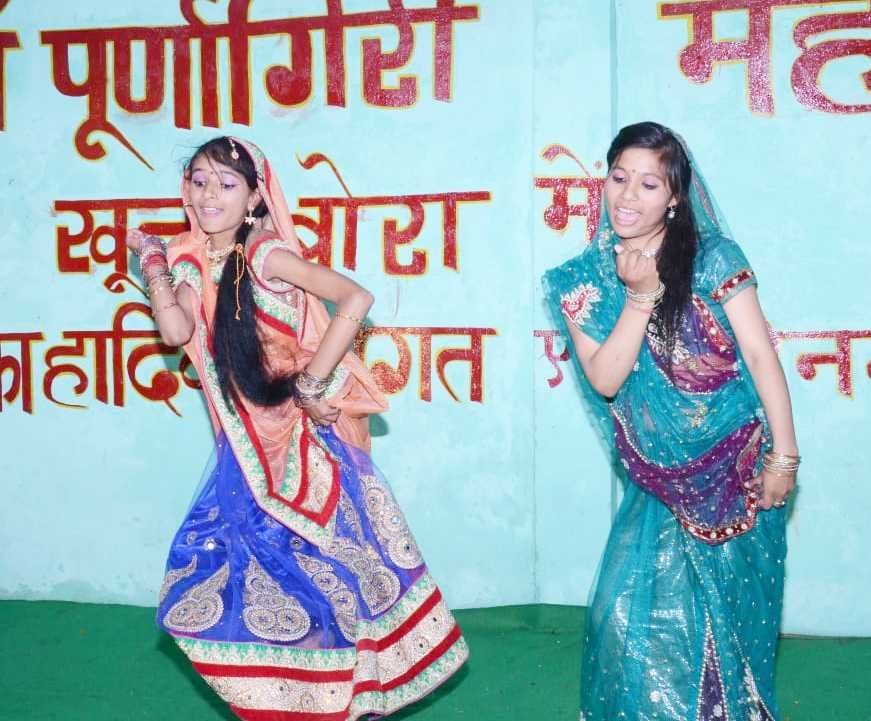 खूना के माँ पूर्णागिरी महोत्सव में कार्यक्रम प्रस्तुत करती बालिकाएं।