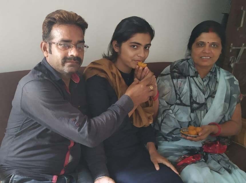 पीसीएस चयनित गुंजन सिंह को मिठाई खिलाते परिजन व सभासद। पीसीएस चयनित गुंजन सिंह को मिठाई खिलाते परिजन व सभासद।