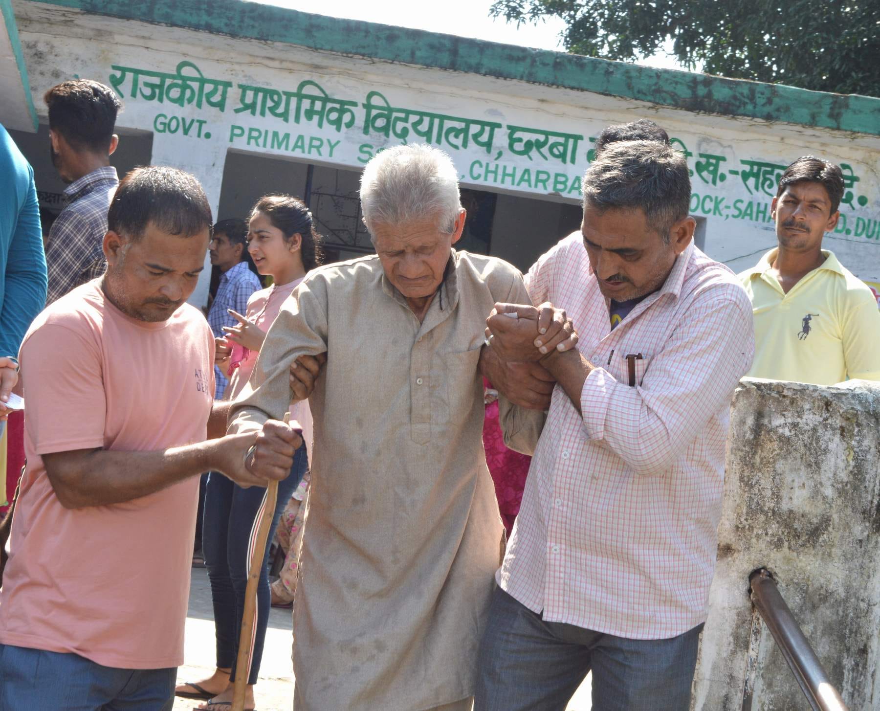 प्राइमरी स्कूल छरबा में बने पोलिंग बूथ पर 92 वर्षीय शेर सिंह को मतदान करने के बाद घर ले जाते परिजन। प्राइमरी स्कूल छरबा में बने पोलिंग बूथ पर 92 वर्षीय शेर सिंह को मतदान करने के बाद घर ले जाते परिजन।
