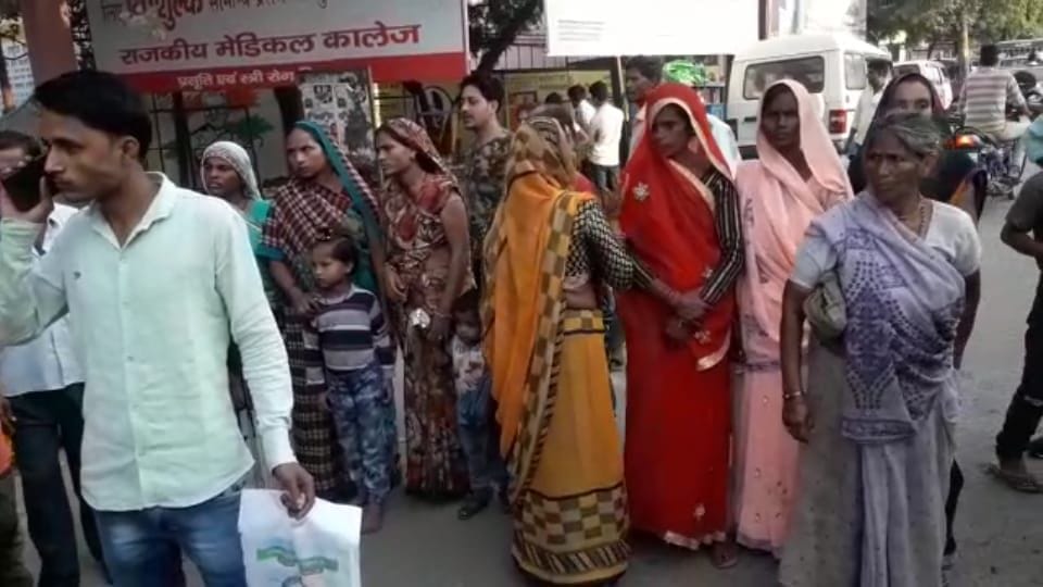 महिला अस्पताल गेट के सामने जाम लगाए खड़े परिजन महिला अस्पताल गेट के सामने जाम लगाए खड़े परिजन