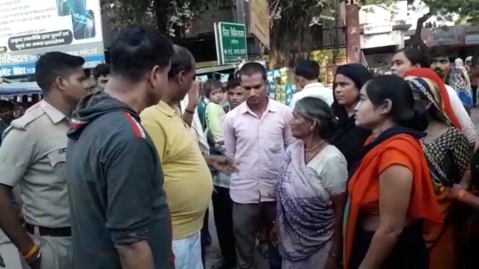 कोतवाल पीड़ित परिवार को समझाते हुए कोतवाल पीड़ित परिवार को समझाते हुए