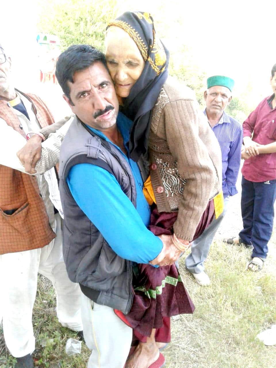लोहरना गांव में चलने में असमर्थ 75 वर्षीय वीरो देवी को गोद में उठाकर मतदान के लिए ले जाते परिजन। लोहरना गांव में चलने में असमर्थ 75 वर्षीय वीरो देवी को गोद में उठाकर मतदान के लिए ले जाते परिजन।
