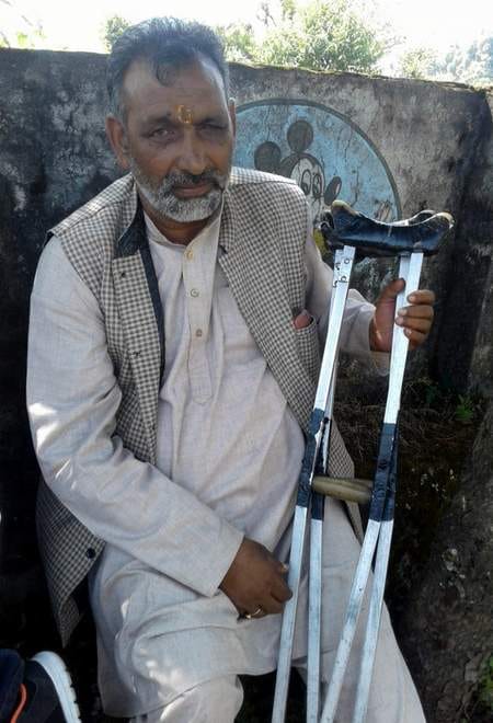 लक्सयार गांव स्थित पोलिंग बूथ पर बैसाखियों के सहारे पहुंचे पं. मोहन लाल नौटियाल। लक्सयार गांव स्थित पोलिंग बूथ पर बैसाखियों के सहारे पहुंचे पं. मोहन लाल नौटियाल।