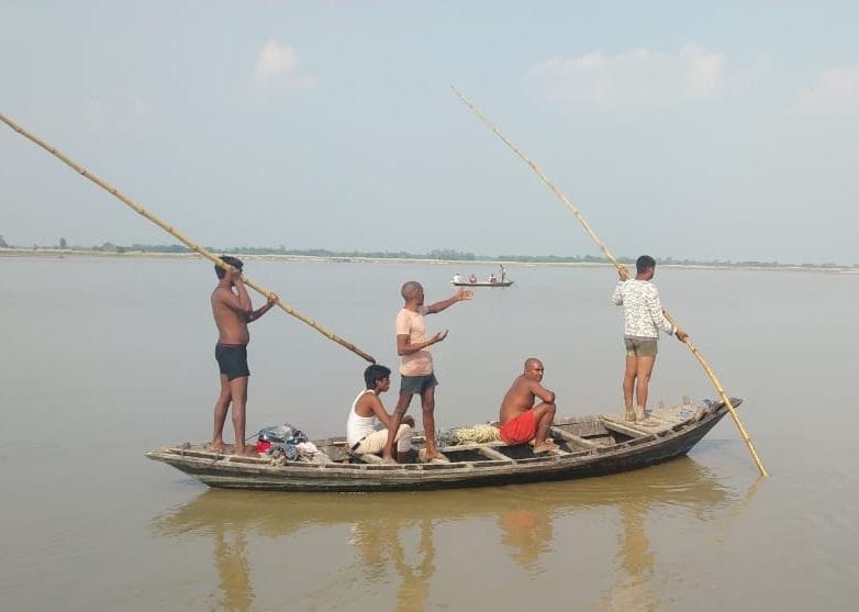 नदी में लापता लोगों को तलाश करते गोताखोर। नदी में लापता लोगों को तलाश करते गोताखोर।