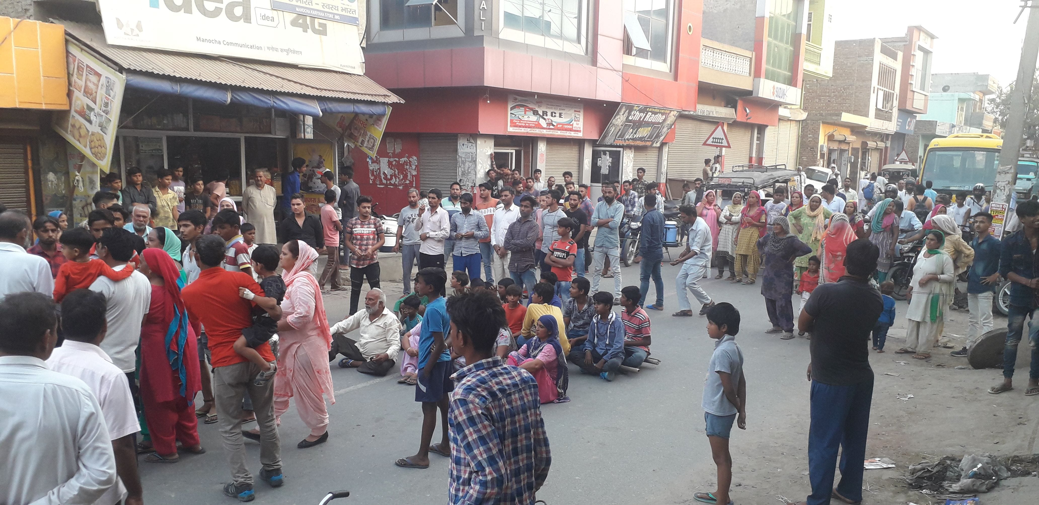 भिवानी रोड पर हत्यारोपियों की गिरफ्तारी की मांग को लेकर जाम लगाए हुए परिजन। भिवानी रोड पर हत्यारोपियों की गिरफ्तारी की मांग को लेकर जाम लगाए हुए परिजन।