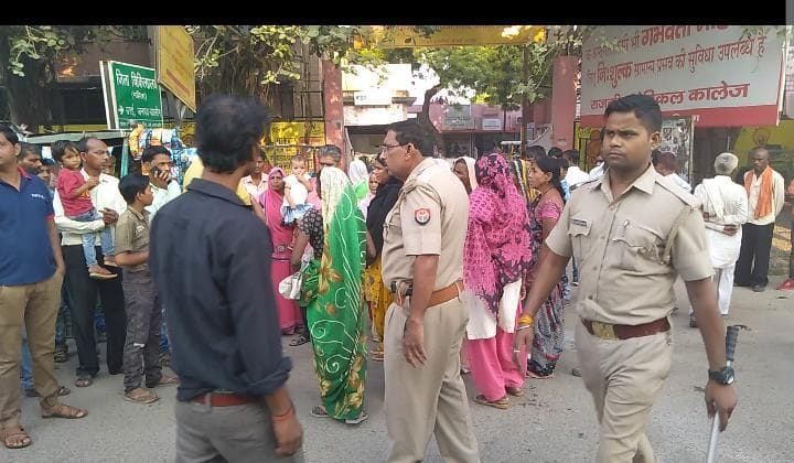 जाम लगाएं लोगों को हटाते पुलिस कर्मी जाम लगाएं लोगों को हटाते पुलिस कर्मी