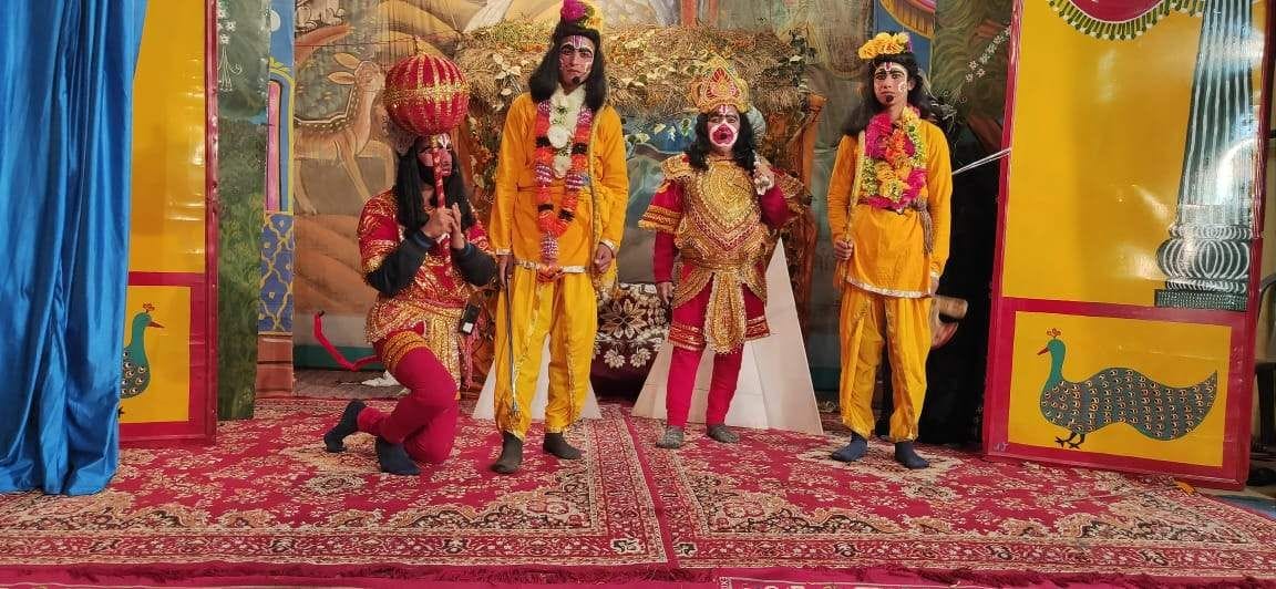 चंपावत के मल्लीहाट रामलीला में घायल अवस्था में पड़े बालि को समझाते प्रभु राम।