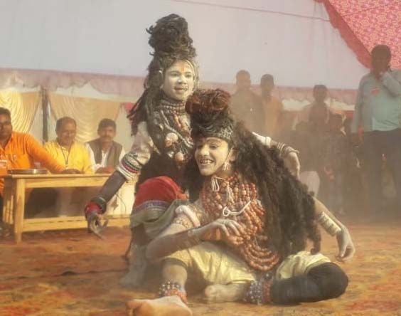 अंतू के भरत मिलाप मेले में निकली झांकी में शिव नृत्य करते कलाकार। अंतू के भरत मिलाप मेले में निकली झांकी में शिव नृत्य करते कलाकार।
