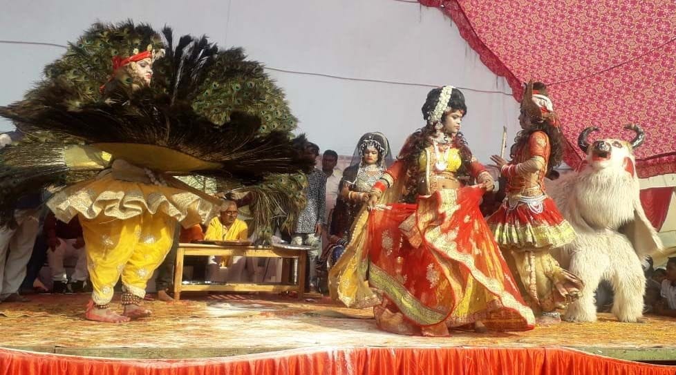 अंतू के भरत मिलाप मेले में मयूर नृत्य करते कलाकार। अंतू के भरत मिलाप मेले में मयूर नृत्य करते कलाकार।