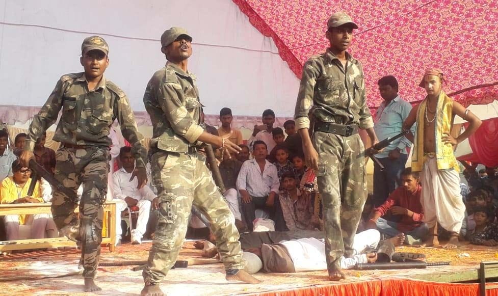 अंतू के भरत मिलाप मेले में देश गीत पर प्रस्तुति देते कलाकार। अंतू के भरत मिलाप मेले में देश गीत पर प्रस्तुति देते कलाकार।
