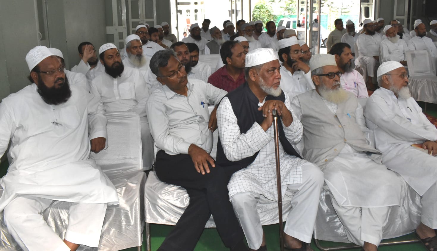 समारोह में अतिथियों के विचार सुनते लोग
