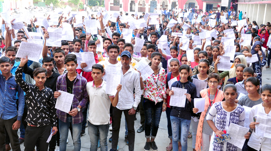चन्द्र नगर स्थित आशा माडर्न स्कूल में अतुल माहेश्वरी छात्रवृति परीक्षा देकर बाहर आते छात्र छात् चन्द्र नगर स्थित आशा माडर्न स्कूल में अतुल माहेश्वरी छात्रवृति परीक्षा देकर बाहर आते छात्र छात्