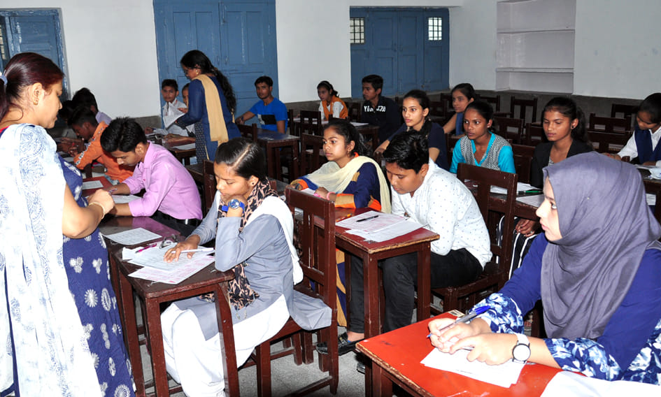 चन्द्र नगर स्थित आशा माडर्न स्कूल में अतुल माहेश्वरी छात्रवृति परीक्षा देते छात्र छात्राएं चन्द्र नगर स्थित आशा माडर्न स्कूल में अतुल माहेश्वरी छात्रवृति परीक्षा देते छात्र छात्राएं
