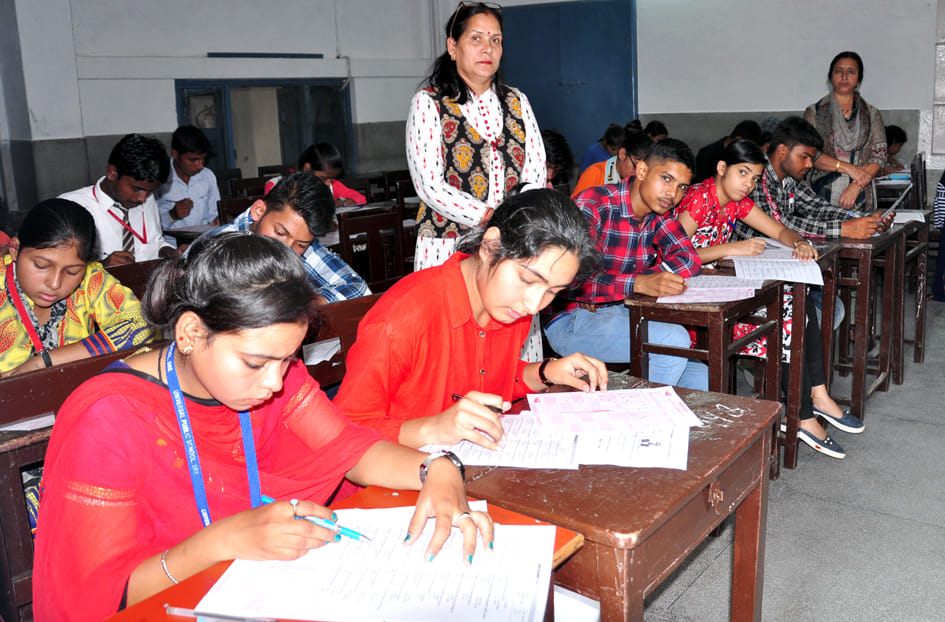 चन्द्र नगर स्थित आशा माडर्न स्कूल में अतुल माहेश्वरी छात्रवृति परीक्षा देते छात्र छात्राएं चन्द्र नगर स्थित आशा माडर्न स्कूल में अतुल माहेश्वरी छात्रवृति परीक्षा देते छात्र छात्राएं