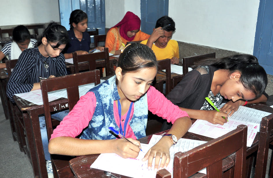 चन्द्र नगर स्थित आशा माडर्न स्कूल में अतुल माहेश्वरी छात्रवृति परीक्षा देते छात्र छात्राएं चन्द्र नगर स्थित आशा माडर्न स्कूल में अतुल माहेश्वरी छात्रवृति परीक्षा देते छात्र छात्राएं