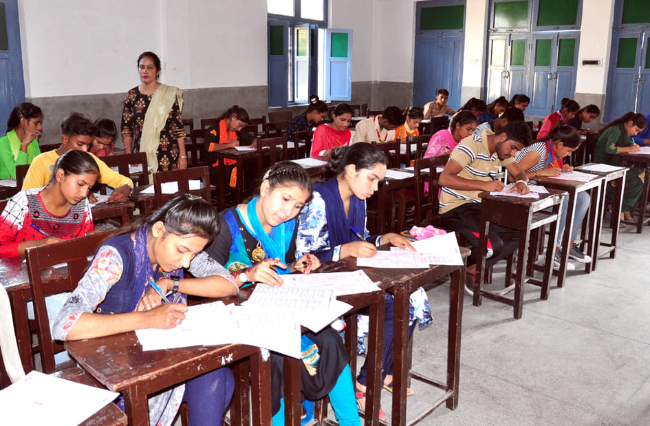 चन्द्र नगर स्थित आशा माडर्न स्कूल में अतुल माहेश्वरी छात्रवृति परीक्षा देते छात्र छात्राएं चन्द्र नगर स्थित आशा माडर्न स्कूल में अतुल माहेश्वरी छात्रवृति परीक्षा देते छात्र छात्राएं