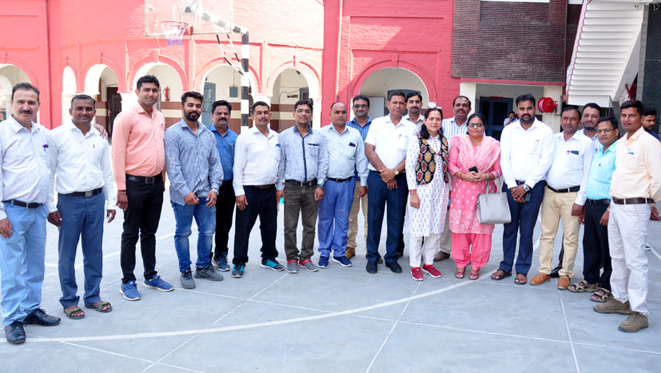 चन्द्र नगर स्थित आशा माडर्न स्कूल में अतुल माहेश्वरी छात्रवृति परीक्षा में सहयोग करने वाले शिक् चन्द्र नगर स्थित आशा माडर्न स्कूल में अतुल माहेश्वरी छात्रवृति परीक्षा में सहयोग करने वाले शिक्