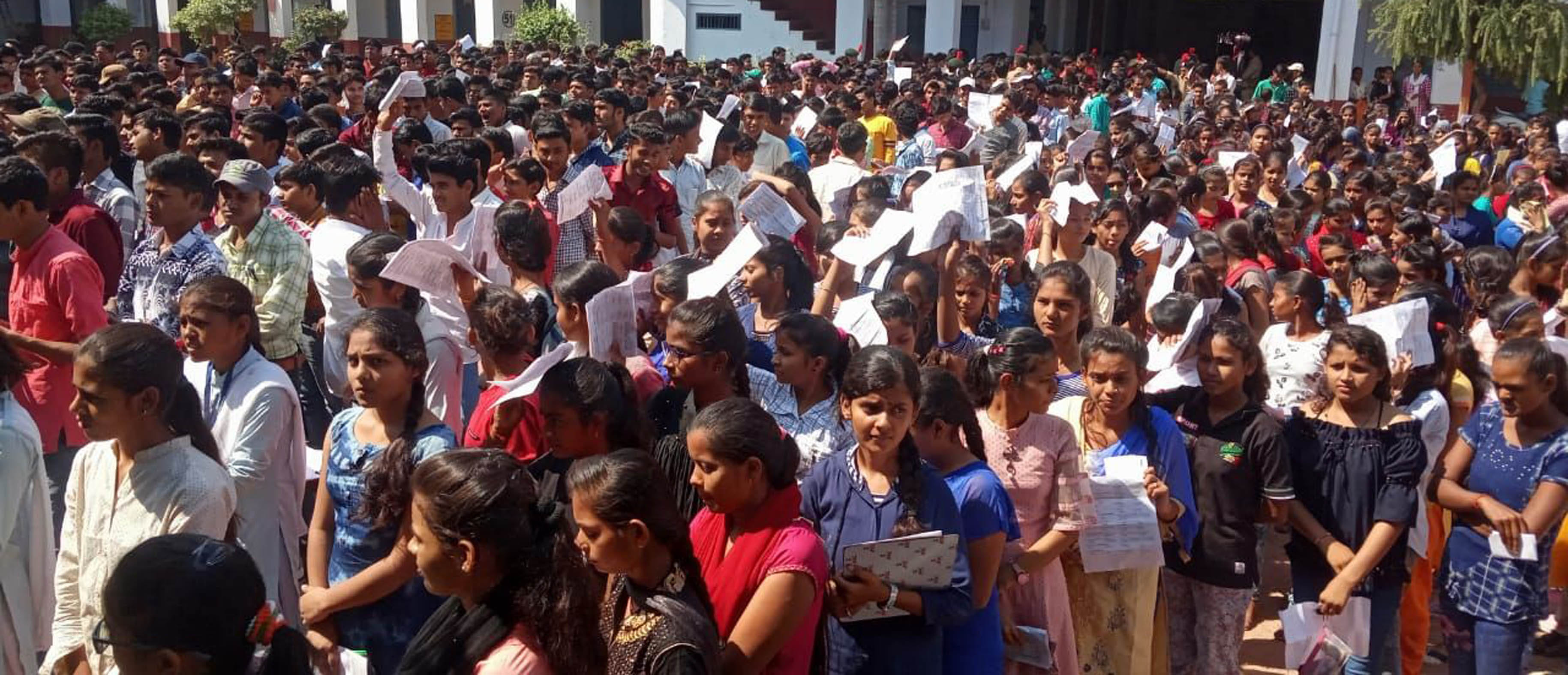 बांदा ः छात्रवृत्ति परीक्षा खत्म होने पर परीक्षा केंद्र आदर्श बजरंग इंटर कालेज से निकलते परीक्ष बांदा ः छात्रवृत्ति परीक्षा खत्म होने पर परीक्षा केंद्र आदर्श बजरंग इंटर कालेज से निकलते परीक्ष