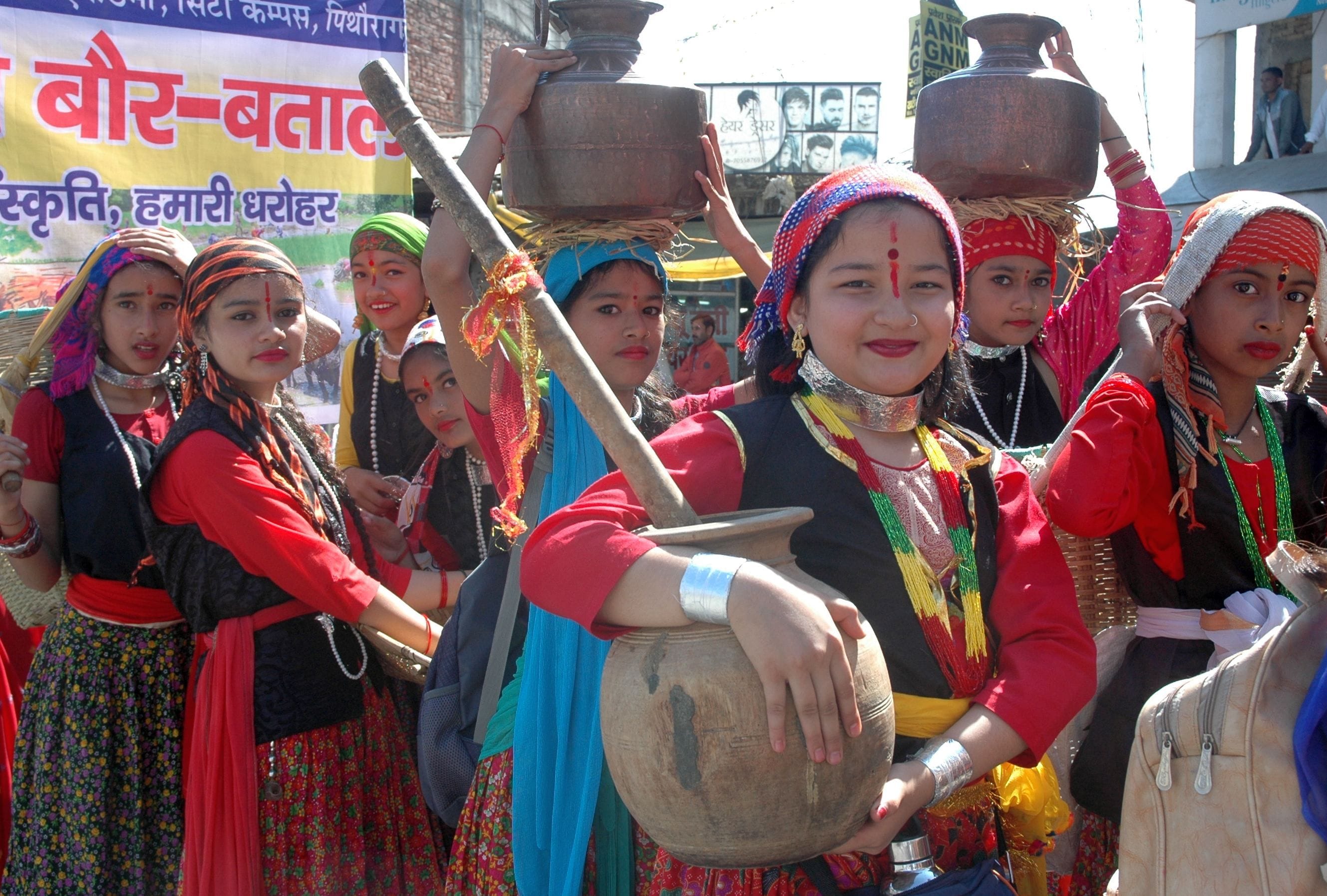 पिथौरागढ़ में बाल मेले के शुभारंभ से पहले निकली झांकी में दही मथने की ठेकी के साथ बालिका। अमर उजा? पिथौरागढ़ में बाल मेले के शुभारंभ से पहले निकली झांकी में दही मथने की ठेकी के साथ बालिका। अमर उजा?