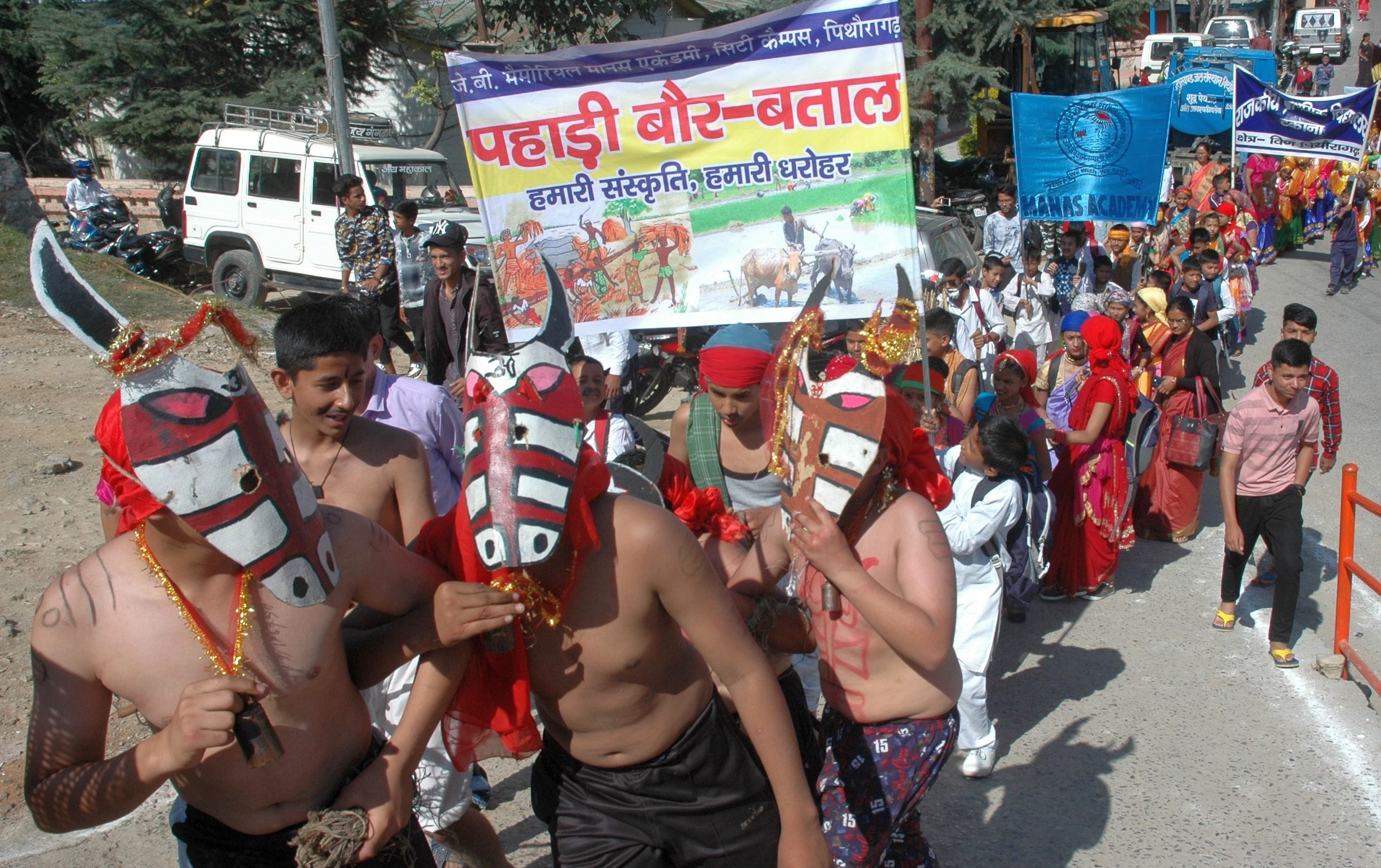 पिथौरागढ़ में बाल मेले के शुभारंभ से पहले गल्या बैल बने बच्चे। अमर उजाला पिथौरागढ़ में बाल मेले के शुभारंभ से पहले गल्या बैल बने बच्चे। अमर उजाला