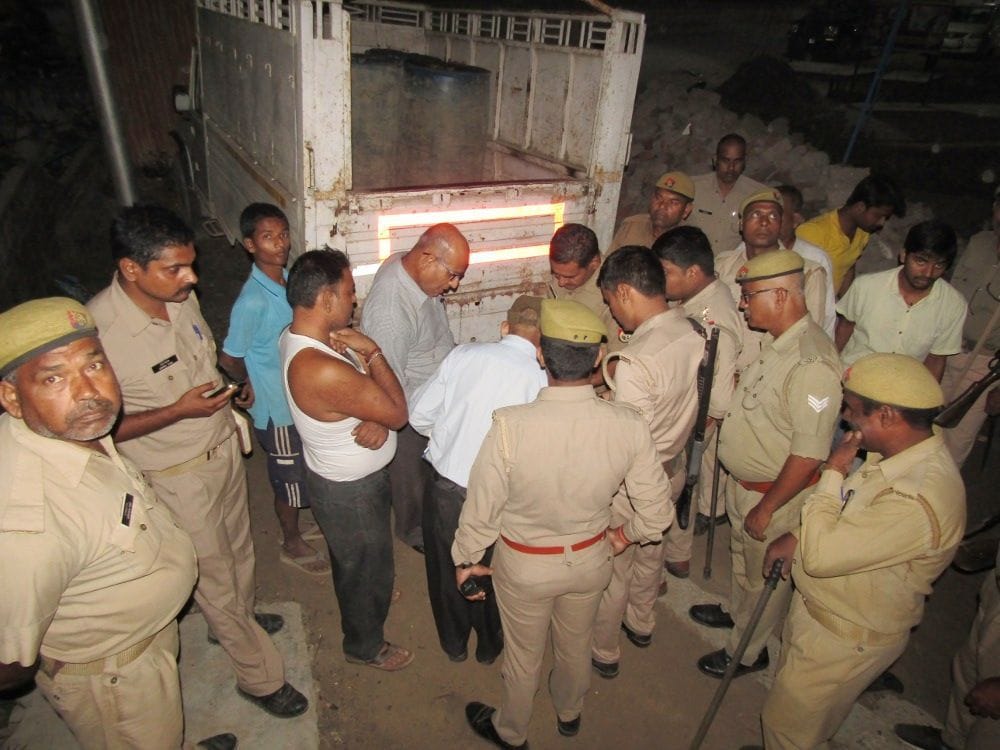 हनुमागढ़ी के पास एक भवन में छापामारी के दौरान पुलिस बल। हनुमागढ़ी के पास एक भवन में छापामारी के दौरान पुलिस बल।