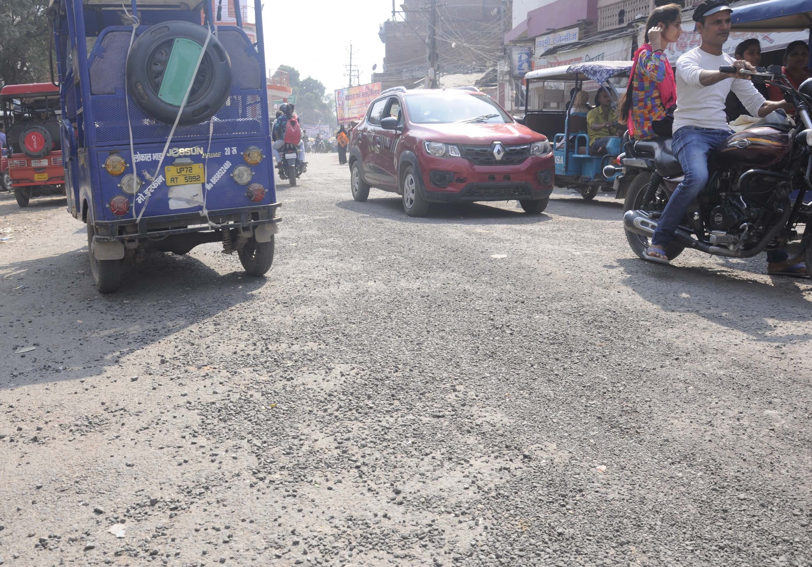चौक घंटाघर में दशहरा मेले के दौरान बनी सड़क पर बिखरी उखड़ी गिट्टियां। चौक घंटाघर में दशहरा मेले के दौरान बनी सड़क पर बिखरी उखड़ी गिट्टियां।