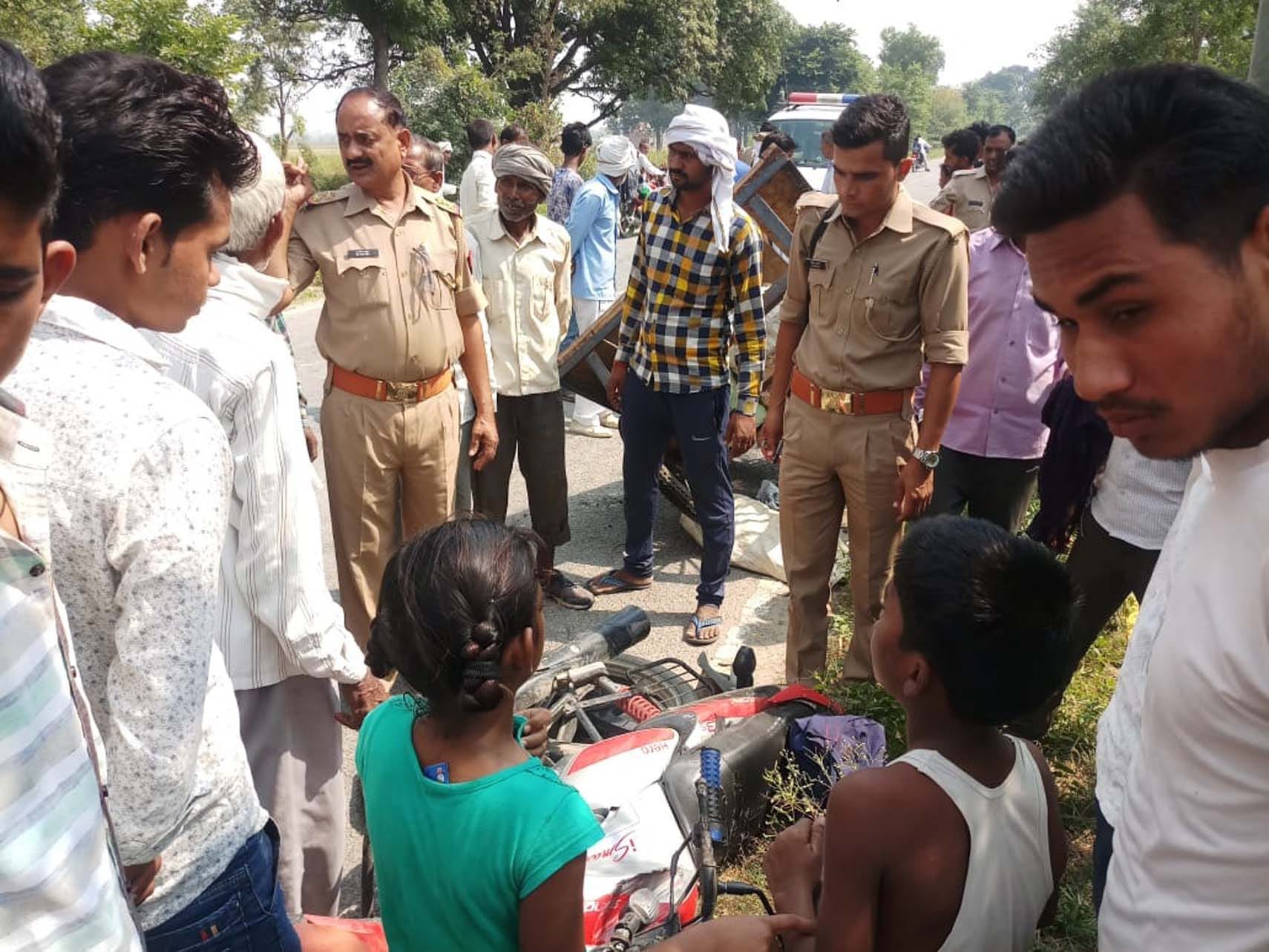 जसराना- जसराना के पारौली पर हुए सड़क हादसे के बाद लगी लोगों की भीड़ एवं मौके पर पहुंची पुलिस जसराना- जसराना के पारौली पर हुए सड़क हादसे के बाद लगी लोगों की भीड़ एवं मौके पर पहुंची पुलिस
